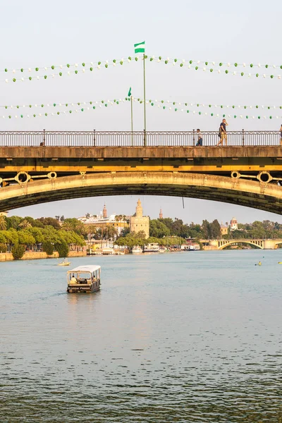 Ponte triana em Sevilha, Espanha. — Fotografia de Stock