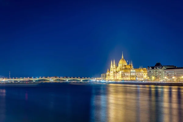 Ungerska parlamentsbyggnaden i Budapest. — Stockfoto