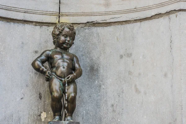 ベルギー、ブリュッセルの小便小僧を彫刻します。 — ストック写真