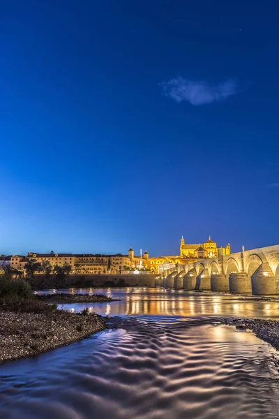 Rzeki Gwadalkiwir w Kordoba, Andaluzja, Południowa Hiszpania. — Zdjęcie stockowe