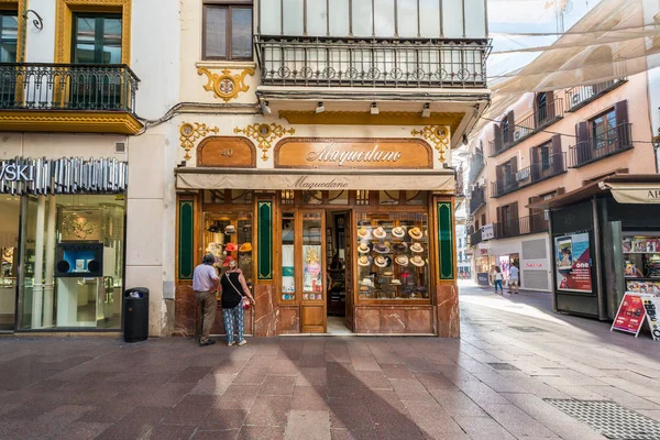 Maquedano millinery i Sevilla, Andalusien, Spanien. — Stockfoto