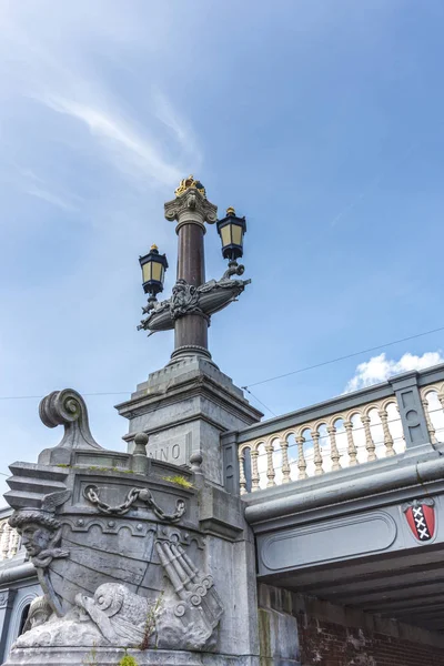 Blauwbrug (Ponte Blu) ad Amsterdam, Paesi Bassi . — Foto Stock