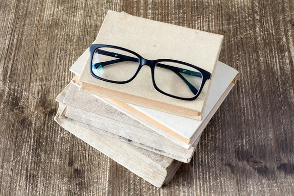 Bovenaanzicht Van Boeken Leesbrillen Houten Achtergrond — Stockfoto