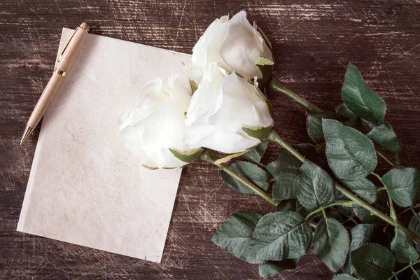 Pen Liggend Blanco Papieren Kaart Met Witte Roos Achtergrond — Stockfoto