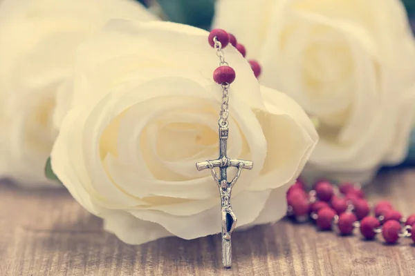 Catholic Rosary White Roses Wooden Background Religion Concept — Stock Photo, Image