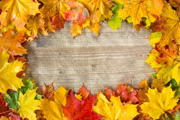 Holzhintergrund Mit Rahmen Aus Bunten Herbstblättern — Stockfoto