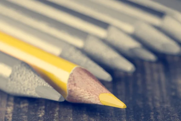 Żółty Ołówek Wyróżniający Się Tłumu Monochromatycznych Ołówków — Zdjęcie stockowe