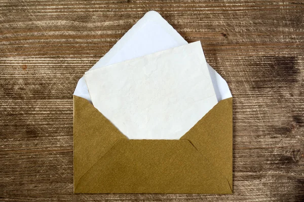 Goldener Umschlag Mit Leerem Brief Für Ihre Nachricht — Stockfoto