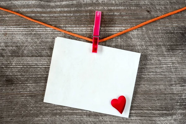 Boodschap Rood Hart Waslijn Tegen Houten Ondergrond — Stockfoto