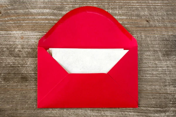 Открытый Красный Конверт Чистым Письмом Деревянном Столе — стоковое фото