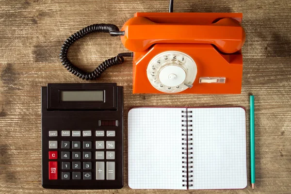 Obrotowy Telefon Kalkulator Pusty Notatnik Drewnianym Stole Widok Góry — Zdjęcie stockowe