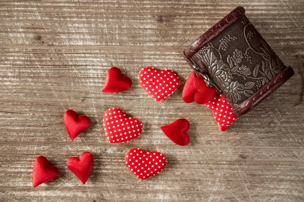 Caja Madera Con Montón Corazones Rojos —  Fotos de Stock