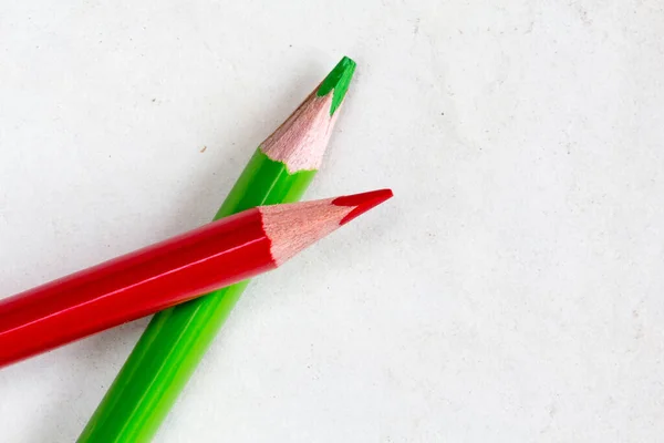 Crayons Verts Rouges Avec Espace Copie Sur Vieux Papier — Photo