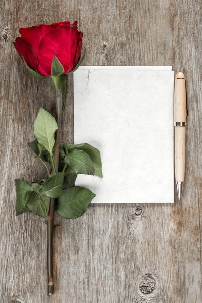 Oude Rode Roos Blanco Papier Met Pen Houten Ondergrond — Stockfoto