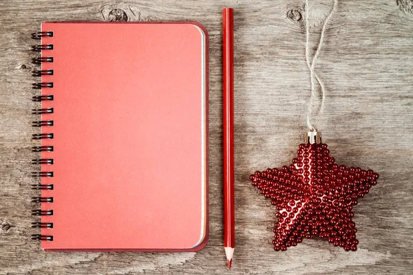 Blanco Notitieboekje Met Rood Potlood Kerstster Houten Ondergrond — Stockfoto