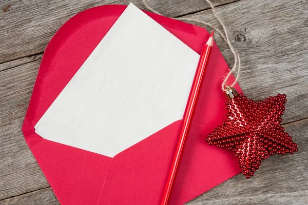Blanko Brief Mit Rotstift Und Weihnachtsstern Auf Holzgrund — Stockfoto