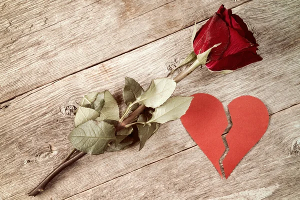 Concetto Divorzio Cuore Spezzato Rosso Con Rosa Vecchia Sfondo Legno — Foto Stock