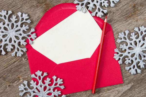 Κενό Γράμμα Κόκκινο Μολύβι Και Ασημί Νιφάδες Χιονιού — Φωτογραφία Αρχείου