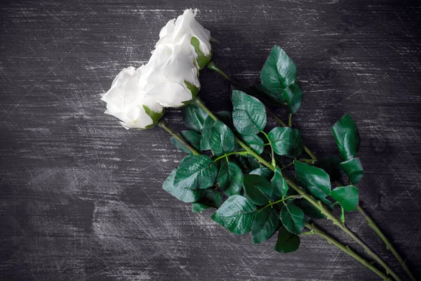 Három Mesterséges Fehér Rózsa Alapon — Stock Fotó