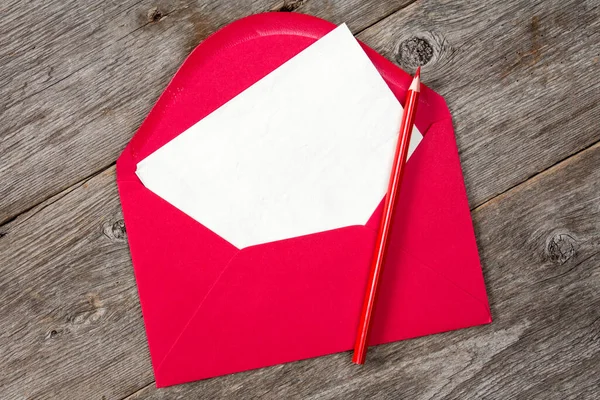 Papier Blanc Enveloppe Rouge Crayon Sur Fond Bois — Photo