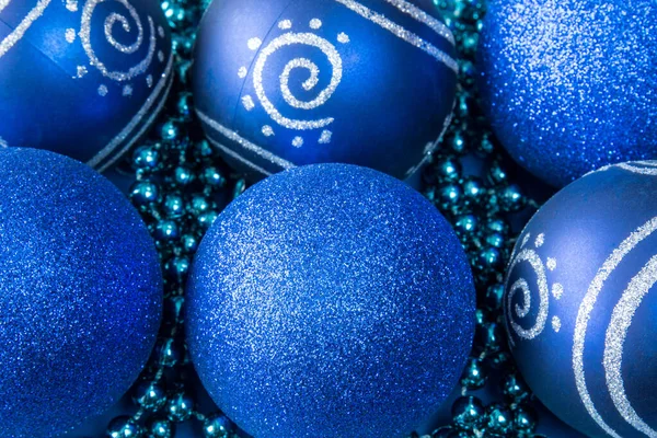 Großaufnahme Von Blauen Christbaumkugeln — Stockfoto