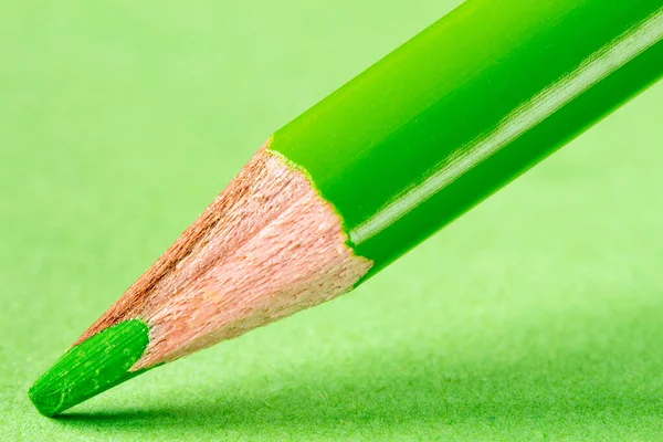 紙の上の緑の鉛筆を閉じる 事業又は教育の概念 — ストック写真