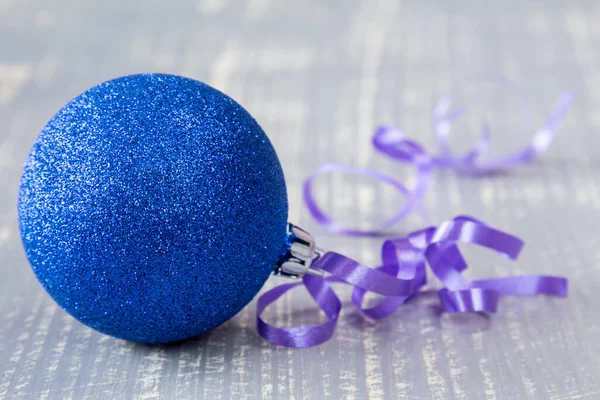 Bola Azul Con Cinta Sobre Fondo Madera — Foto de Stock