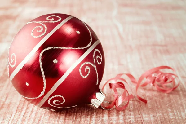 木制背景带彩带的圣诞球 — 图库照片
