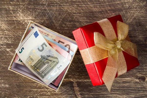 木製の背景のギフトボックス内のユーロ紙幣 — ストック写真