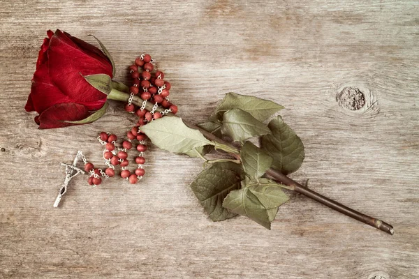 Růženec Náboženský Symbol Starou Růží Dřevěném Pozadí — Stock fotografie