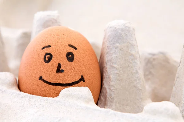 Kutuda Gülümseyen Yumurta Yakın Görüş — Stok fotoğraf