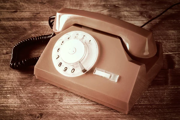 Oude Telefoon Een Houten Tafel Met Donkere Achtergrond — Stockfoto