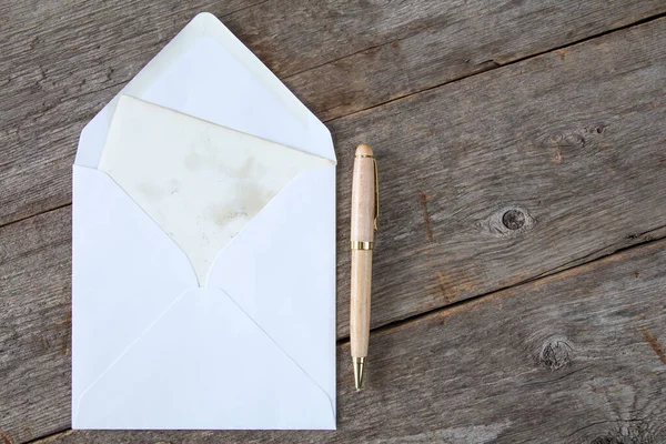 白い封筒 空白のカード 木製の背景のペン — ストック写真