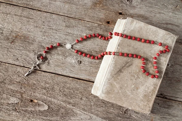 Rosary Old Book Wooden Background Top View — Stock Photo, Image