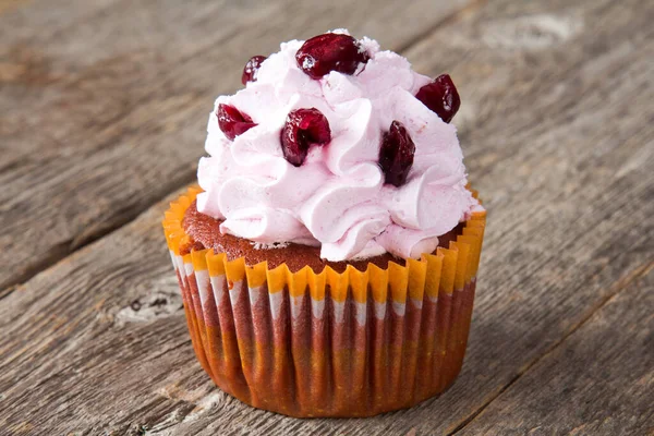 Cupcake Mit Buttercreme Zuckerguss Und Roten Beeren Obendrauf — Stockfoto