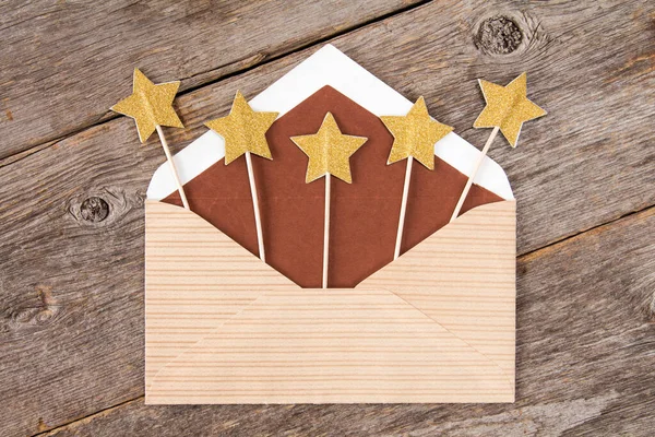 Envelope Aberto Com Estrelas Douradas Paus — Fotografia de Stock