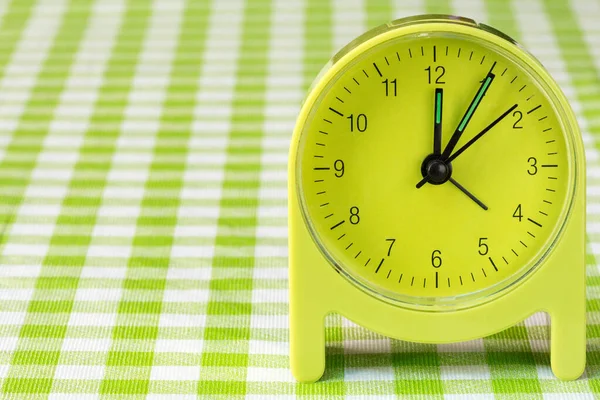 Relógio Alarme Verde Mesa Com Toalha Mesa Quadriculada — Fotografia de Stock
