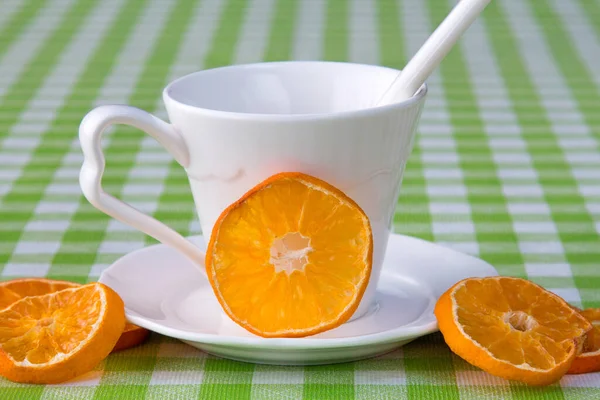 Fehér Csésze Narancssárga Szeletek Konyhaasztalon — Stock Fotó