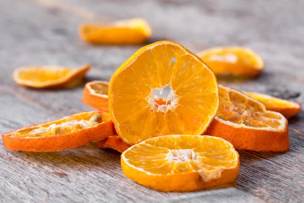 Scheiben Getrockneter Orange Auf Dem Hölzernen Hintergrund — Stockfoto