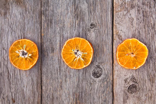 木製の背景に3つのオレンジのスライス 果実の利点 — ストック写真