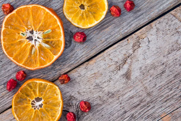 Getrocknete Orangen Mit Eschenbeeren Auf Dem Alten Holzgrund — Stockfoto