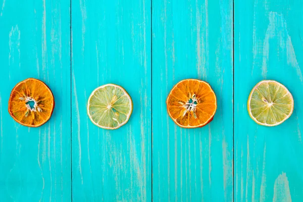 オレンジとレモンの4つの乾燥したスライス 果実の利点 — ストック写真