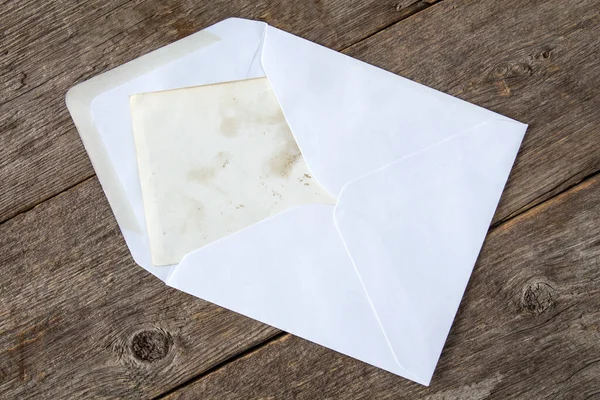 Witte Envelop Met Blanco Kaart Houten Ondergrond — Stockfoto