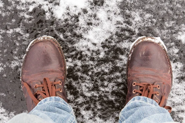 Männliche Beine Lederschuhen Stehen Auf Gefrorenem Seeeis — Stockfoto