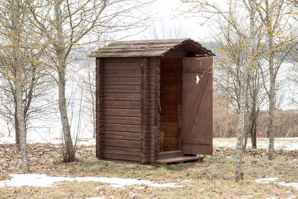 公園内にオープンドア付きの木製のトイレ — ストック写真
