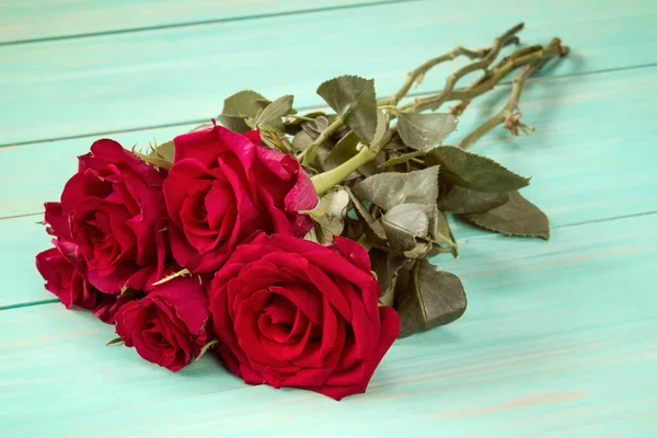 Buquê Rosas Vermelhas Superfície Madeira Azul — Fotografia de Stock