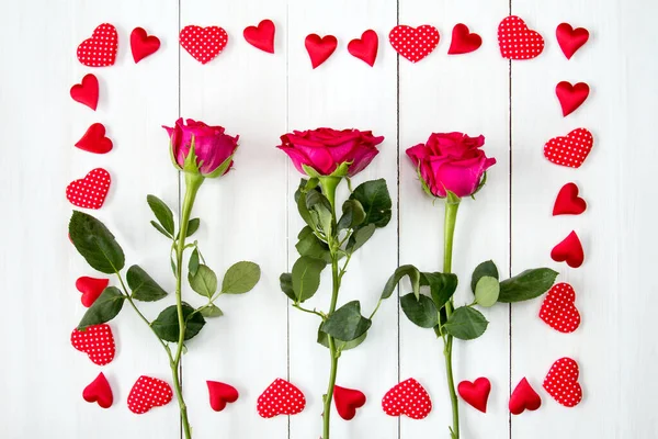 Τρία Τριαντάφυλλα Πλαίσιο Από Καρδιές Για Την Ημέρα Του Αγίου — Φωτογραφία Αρχείου