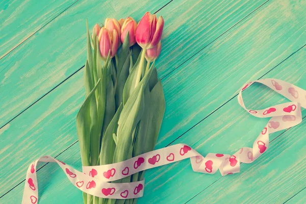Tulpen Strauß Mit Band Auf Blauem Holzhintergrund — Stockfoto