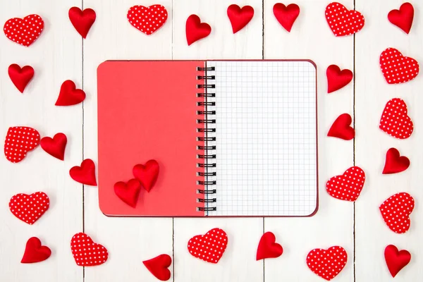 Corazones San Valentín Con Cuaderno Abierto Blanco Sobre Fondo Madera —  Fotos de Stock