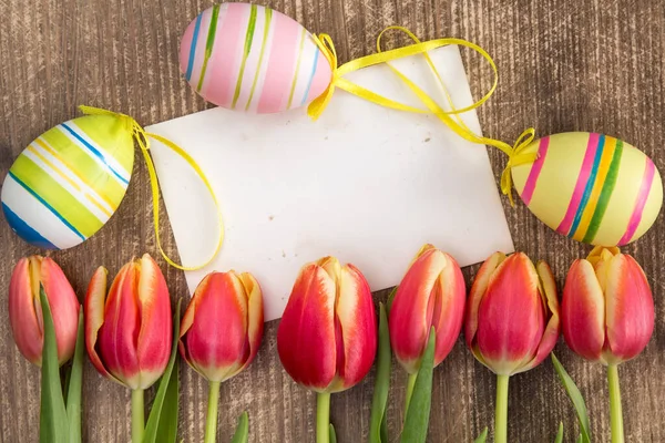 Paaseieren Blanco Kaart Verse Lente Tulpen Houten Ondergrond — Stockfoto